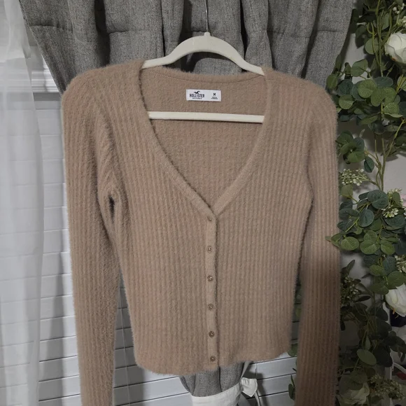 Hollister Women's Tan Sweater - Picture 2 of 5